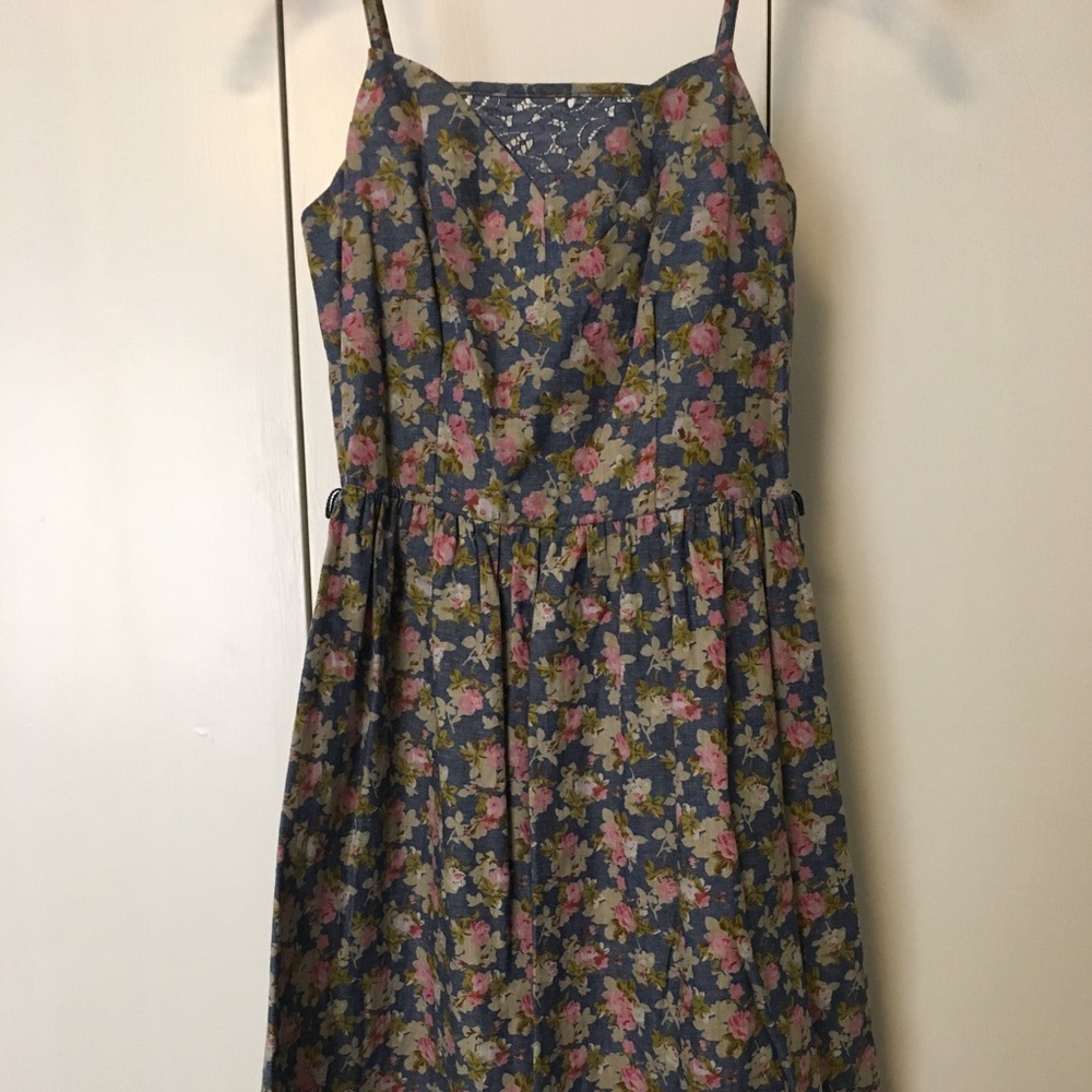 Perfect little floral dress 🌻